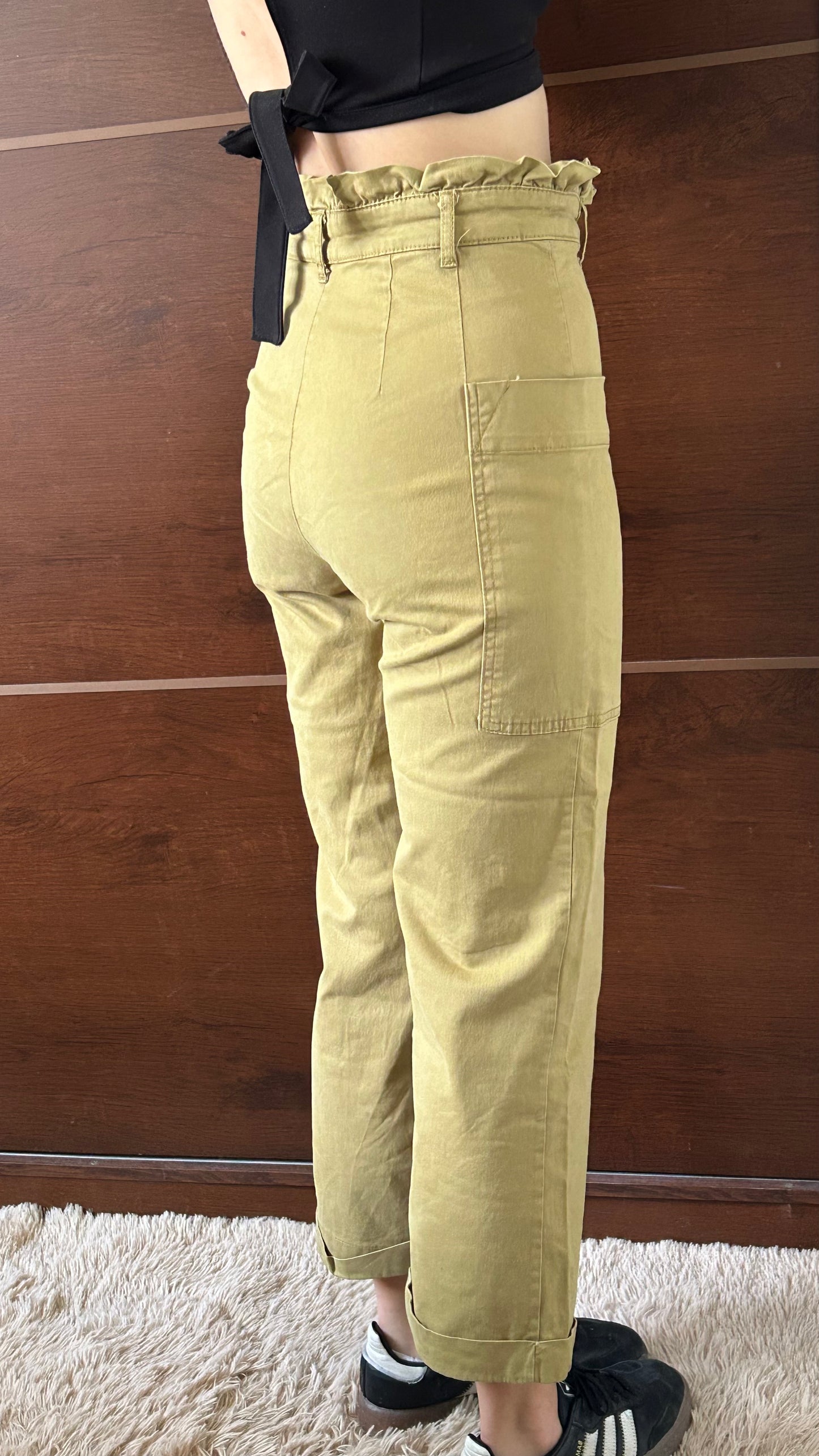 Pantaón ZARA verde fruncido con bolsillos