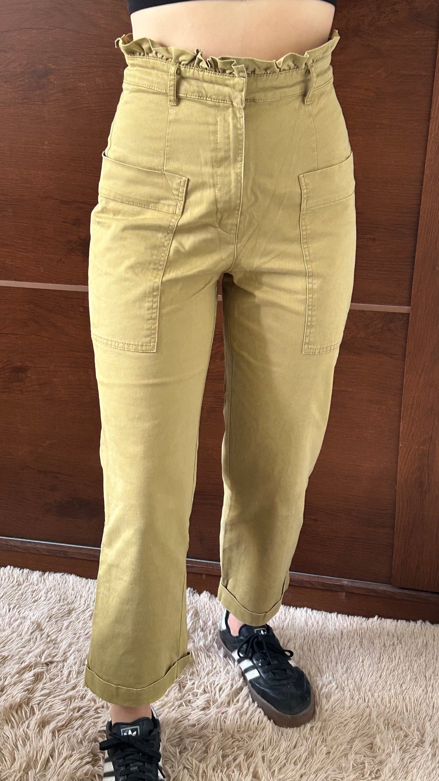 Pantaón ZARA verde fruncido con bolsillos