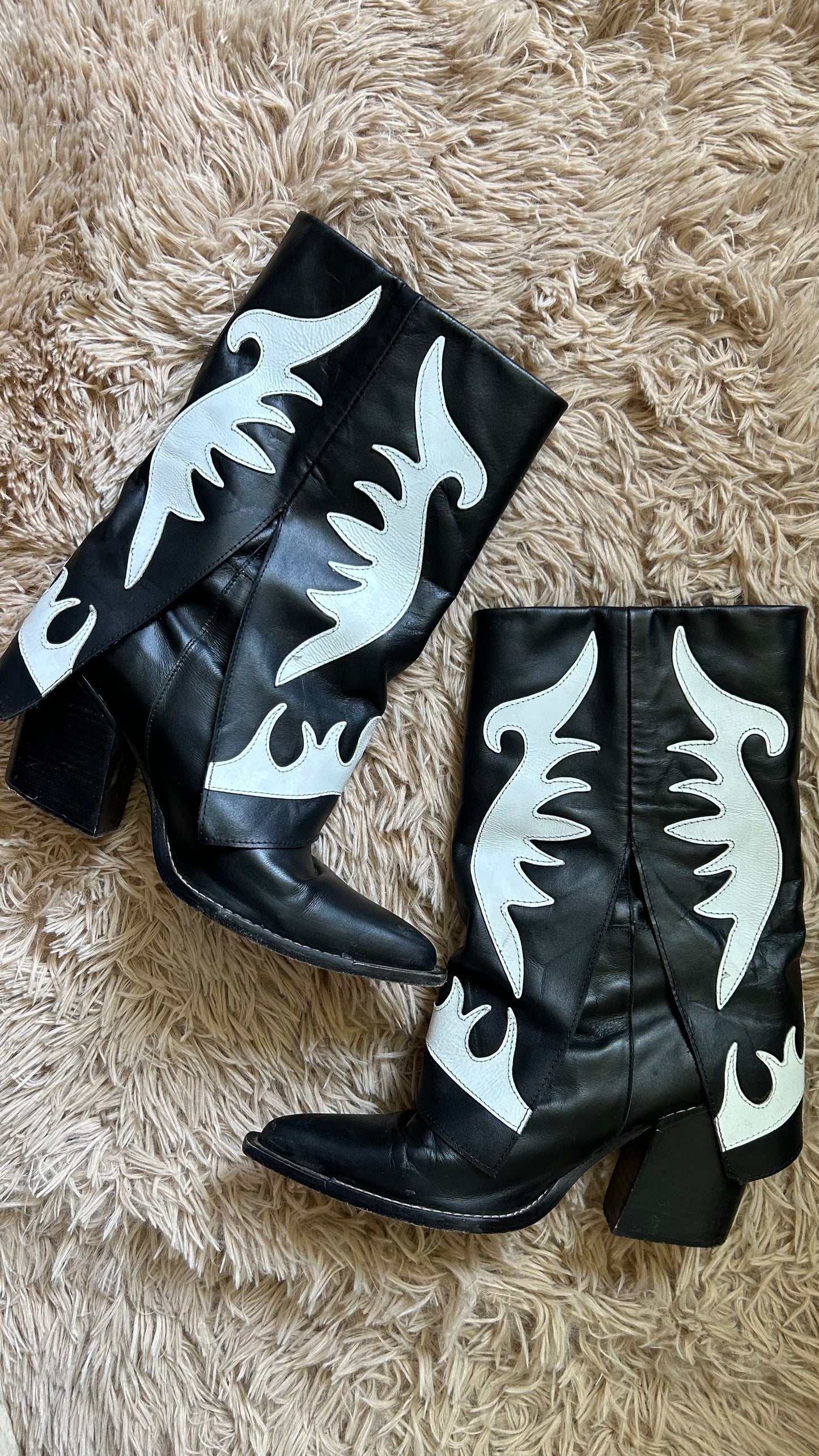 Texanas negras detalles blancos