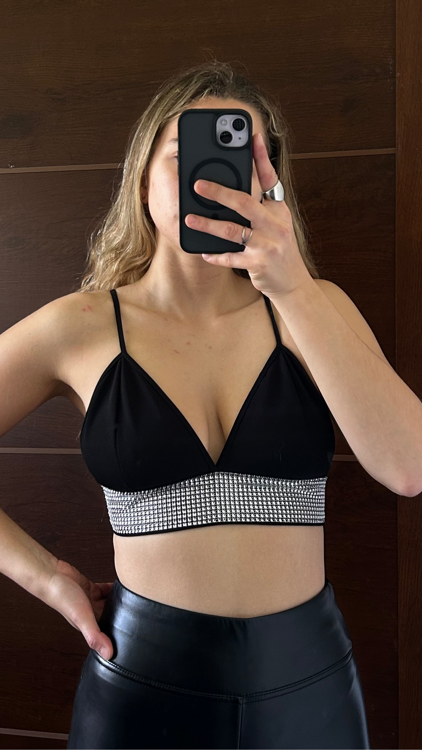 Top negro con franja de brillos