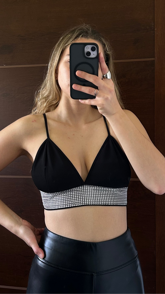 Top negro con franja de brillos